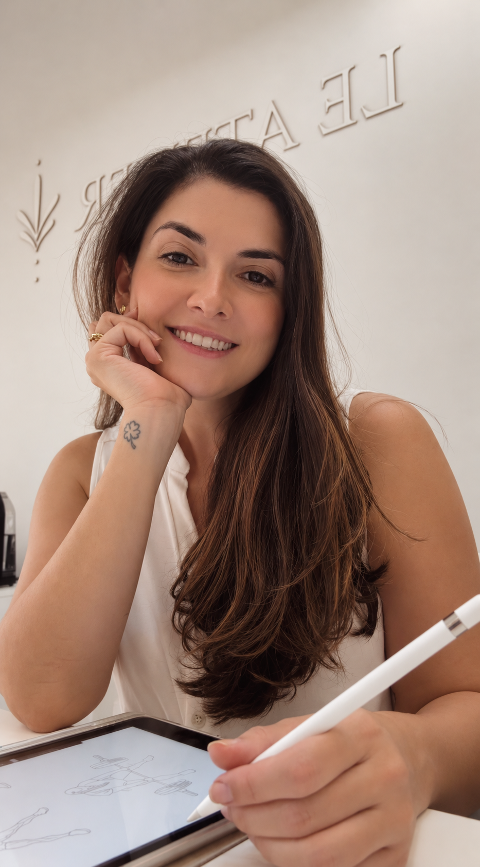 Letícia, tatuadora do Le Atelier, desenhando uma arte fineline no tablet