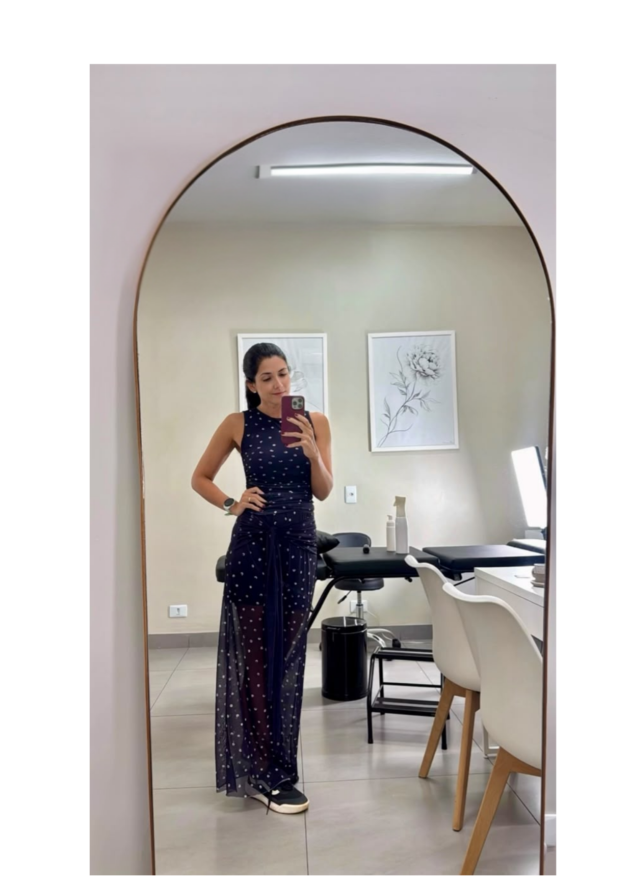 Tatuadora Letícia abrindo material esterilizado em atelier de tatuagem fineline em Sertãozinho