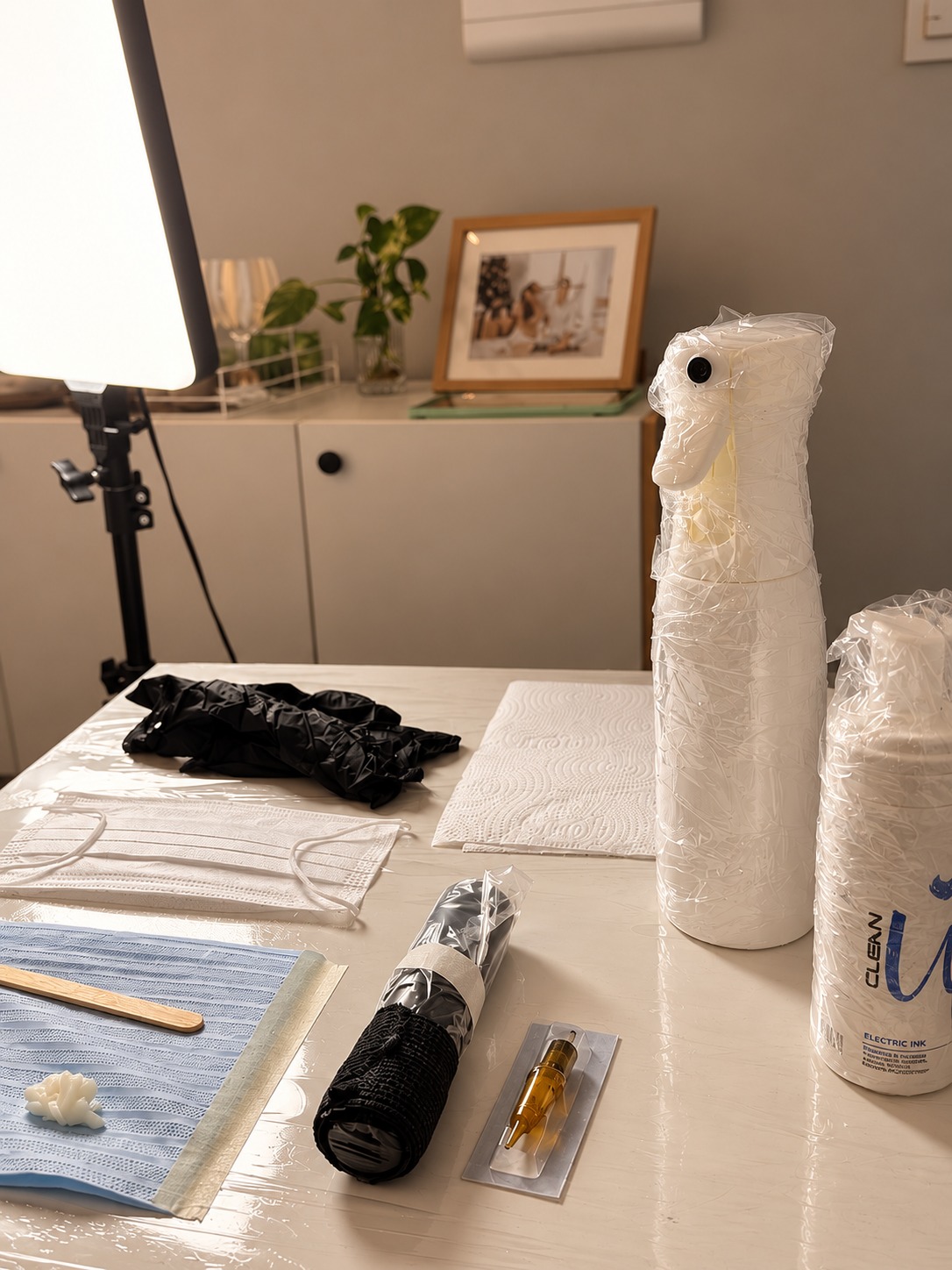 Materiais descartáveis e superfícies higienizadas do atelier