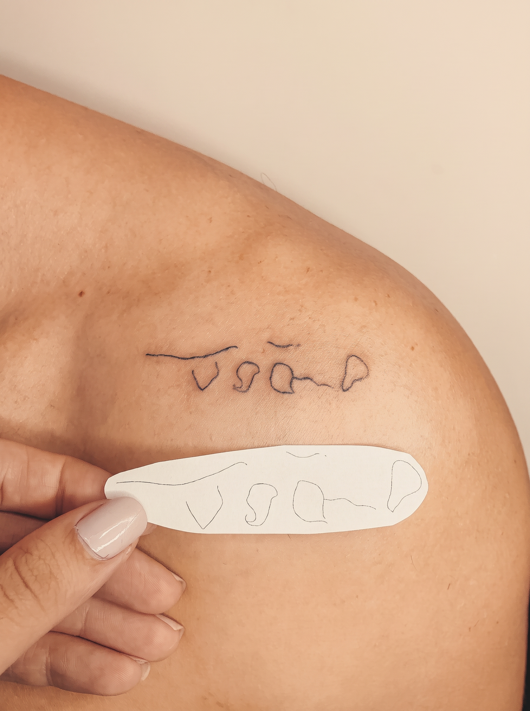 Tatuagem fineline pronta na pele, memória eternizada